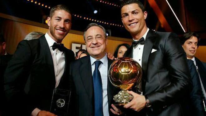 Sergio Ramos, Florentino Pérez y Cristiano Ronaldo posan con uno de los Balones de Oro del portugués.