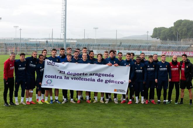 El Real Zaragoza posa con una pancarta en contra de la violencia de género (Foto: Daniel Marzo).