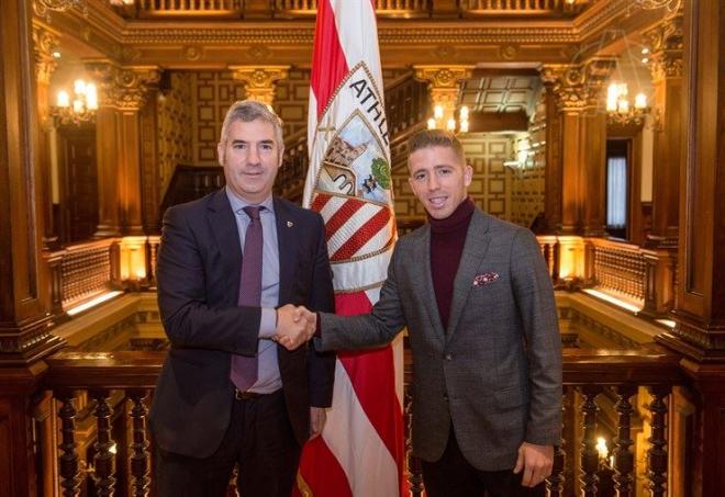 Iker Muniain y Josu Urrutia posan en Ibaigane tras hacer efectivo el acuerdo de renovación (Foto: Athletic Club).