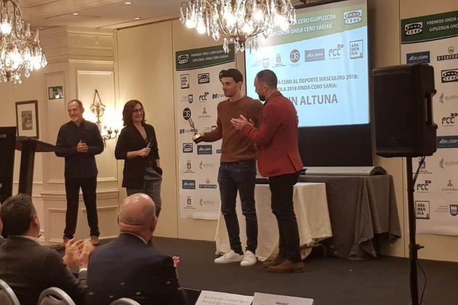 Jokin Altuna recibió el premio al mejor deportista masculino.