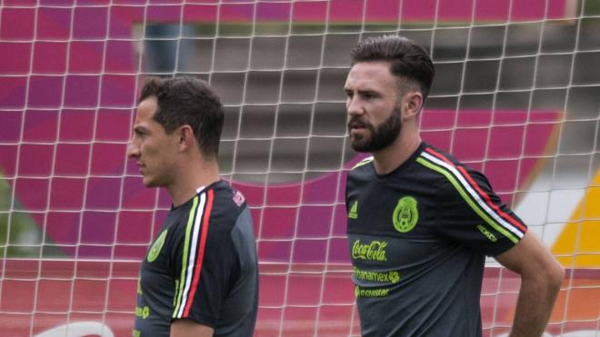 Andrés Guardado y Miguel Layún, en un partido con la selección mexicana.