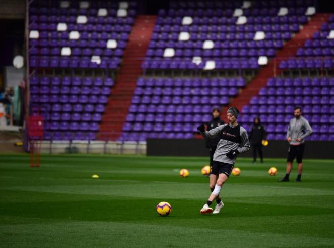 Fernando Calero, con un vendaje en la pierna izquierda, se entrena con el equipo en el Nuevo Estadio José Zorrilla (Foto: Real Valladolid).