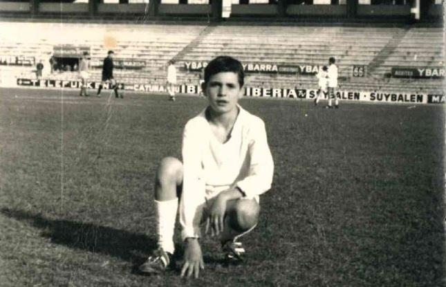 Caparrós, de niño, en el césped del Sánchez-Pizjuán.