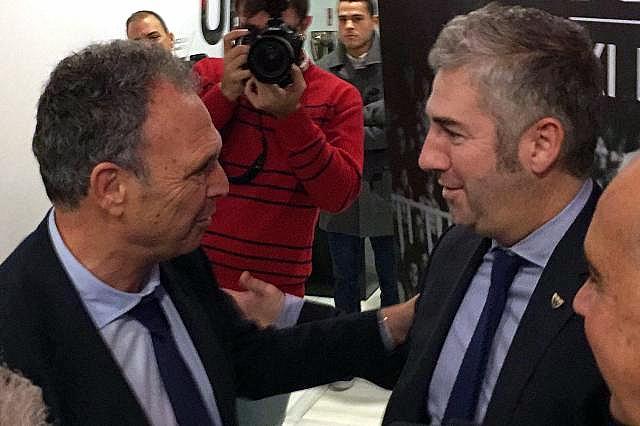 Joaquín Caparrós y el entonces presidente del Athletic Club Josu Urrutia se saludan en un acto en Sevilla (Foto: Kiko Hurtado).