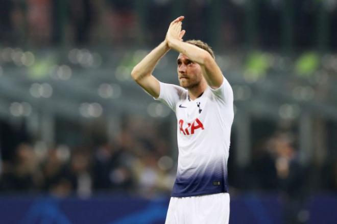 Christian Eriksen aplaude a la afición del Tottenham tras el partido ante el Inter de Milán.