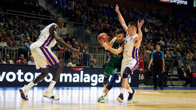 Jaime Fernández intenta penetrar ante el Mornar Bar (Foto: Eurocup).