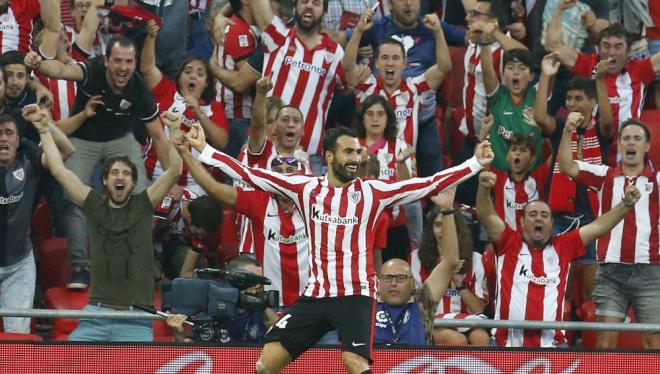 Balenziaga celebra el primero de los dos únicos goles que ha marcado con el Athletic.