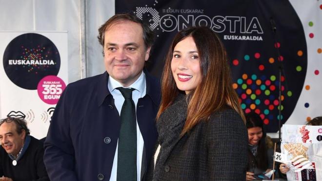 Jokin Aperribay y la actriz Bárbara Goenaga en la apertura del Euskaraldia (Foto: Real Sociedad).