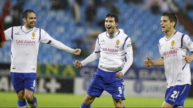 Borja Bastón celebrando un gol como zaragocista junto a Lolo y Ruiz de Galarreta.
