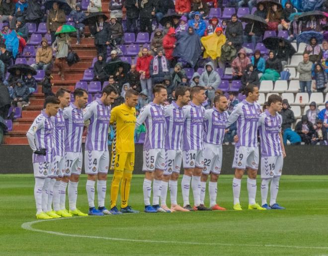 El once titular del Real Valladolid ante la SD Éibar, en el minuto de silencio (Foto: LaLiga).