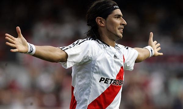 Sebastián Abreu celebrando un gol con River Plate.