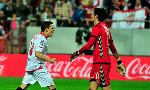 Kévin Gameiro celebrando uno de los goles en las filas del Sevilla FC (Foto: ElDesmarque).