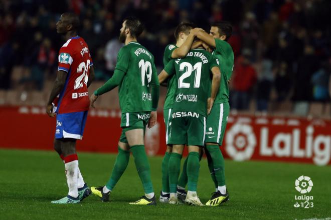 Álvaro Traver abrazado por Lod y Geraldes tras su gol en Granada (Foto: LaLiga).