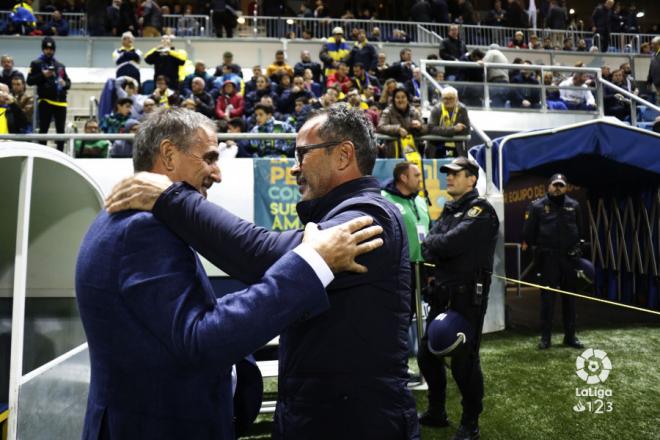 Cervera saluda a Herrera antes del partido (Foto: LaLiga).