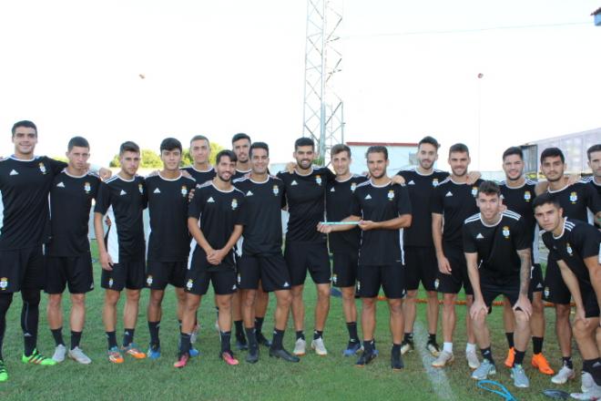 Jugadores del primer equipo del Decano. (@recreoficial)