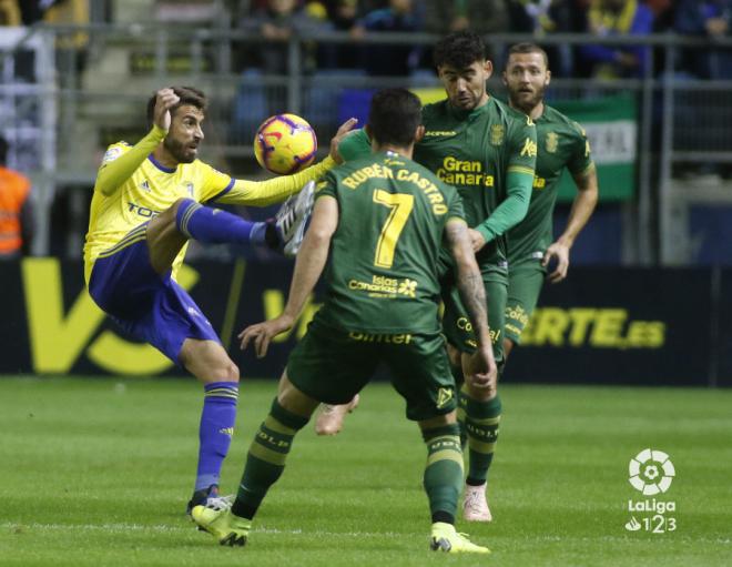 Jose Mari lucha un balón ante dos rivales de la UD Las Palmas (Foto: LaLiga).