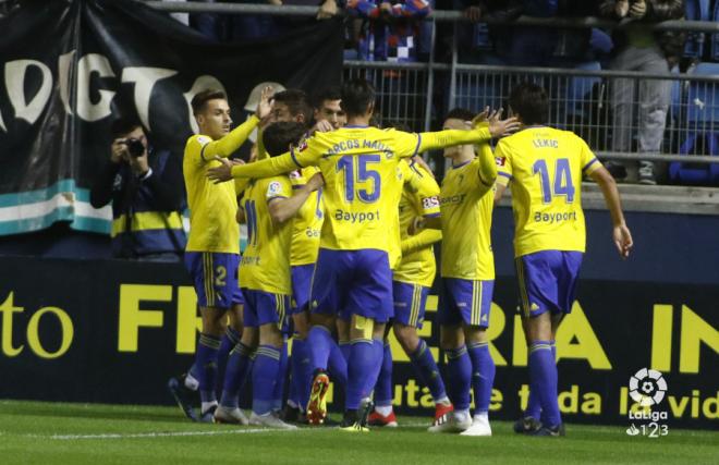 Los jugadores del Cádiz celebran un gol (Foto: LaLiga).