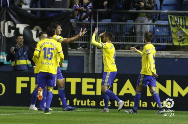 Los jugadores del Cádiz celebran el primer tanto del partido (Foto: LaLiga).