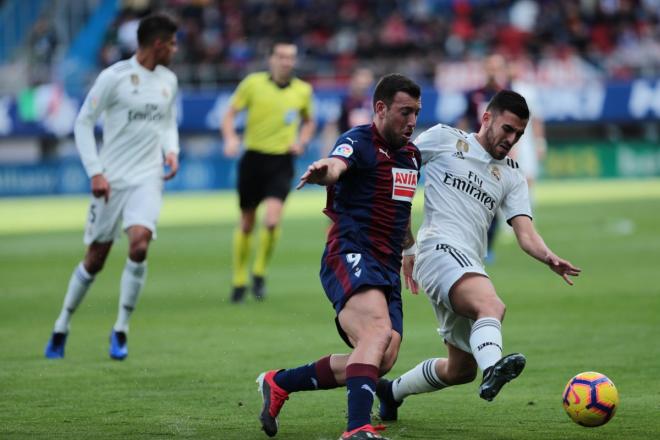 Sergi Enrich peleando por un balón en el partido frente al Real Madrid (SD Eibar).