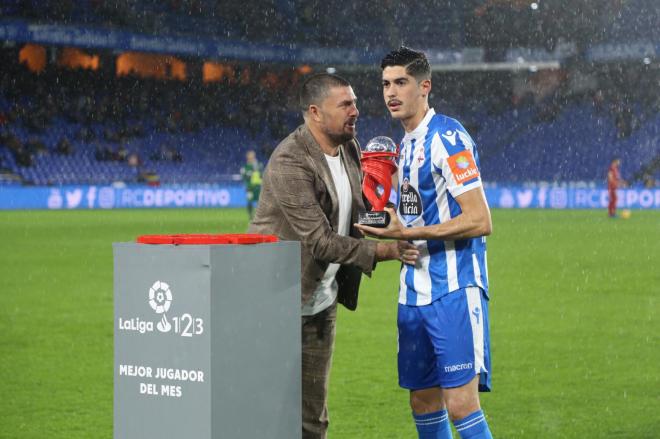 Carlos Fernández recibe el premio a mejor jugador de octubre de la mano de Diego Tristán (Foto: Iris Miquel).