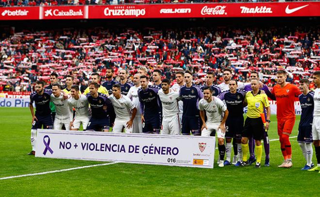 Jugadores del Sevilla FC y del Real Valladolid, antes del partido (Foto: Kiko Hurtado).