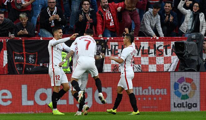 Los jugadores del Sevilla celebran el gol de André Silva ante el Valladolid.