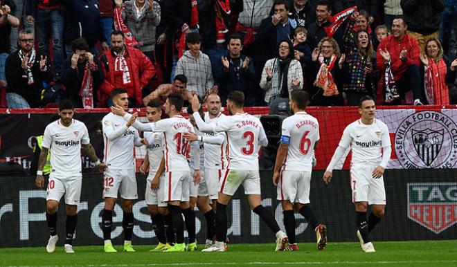El Sevilla celebra el gol de André Silva ante el Valladolid que le dio el liderato (Foto: Kiko Hurtado).