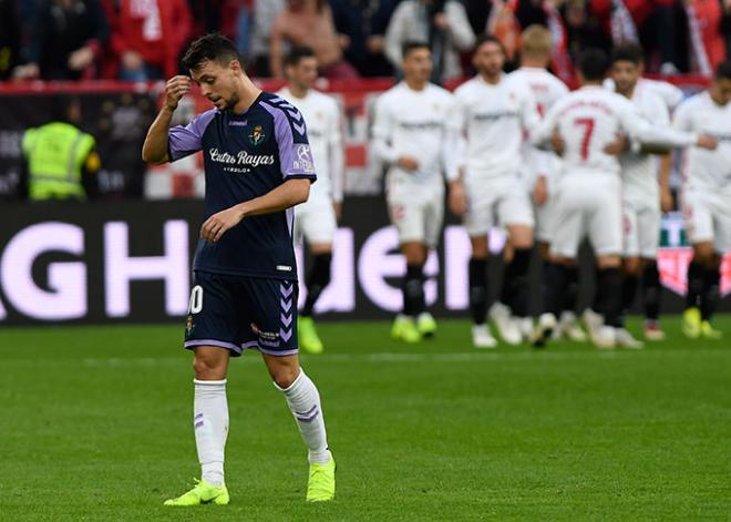 Óscar Plano se lamenta tras el gol del Sevilla FC (Foto: Kiko Hurtado).