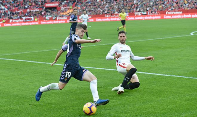Toni Villa se dispone a centrar ante Sergi Gómez en el Sevilla-Real Valladolid (Foto: Kiko Hurtado).