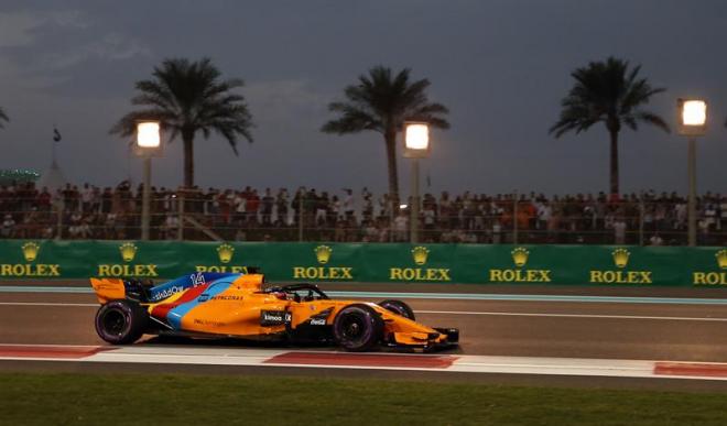 Fernando Alonso rueda por el circuito de Yas Marina en Abu Dabi.