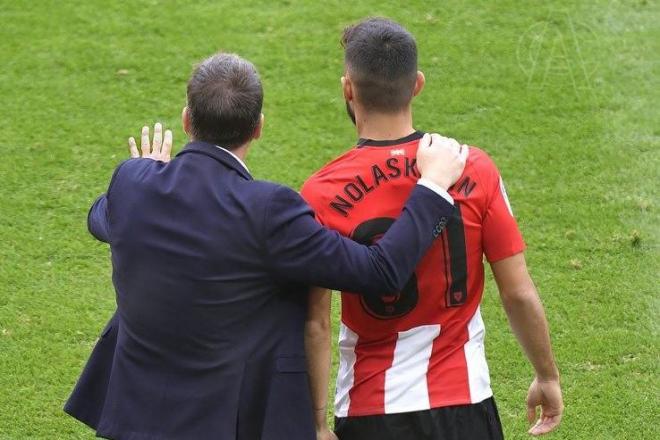 Eduardo Berizzo da instrucciones en San Mamés a Peru Nolaskoain (Foto: Athletic).