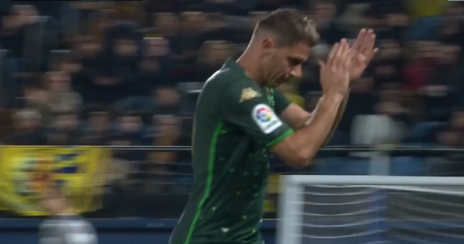 Joaquín devuelve el aplauso a la afición del Villarreal.