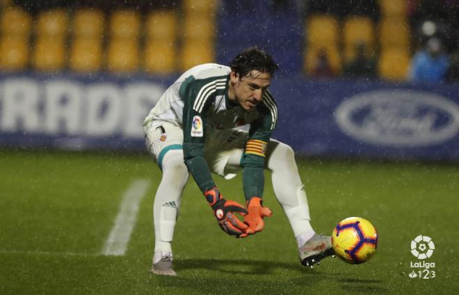 Cristian Álvarez atrapa un balón en el Alcorcón-Real Zaragoza (Foto: LaLiga).