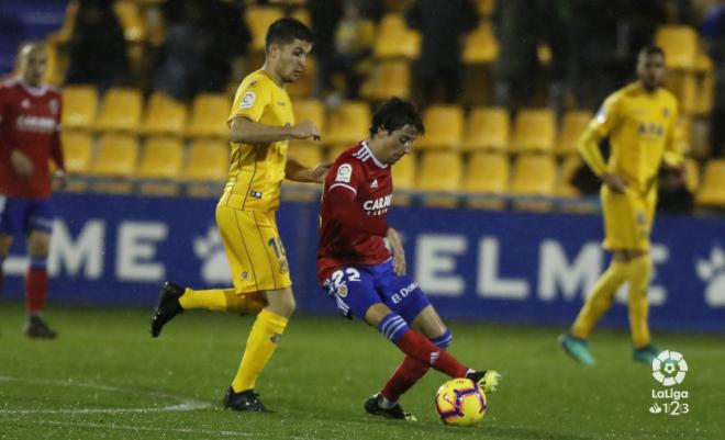 Delmás protege el balón ante Álvaro Peña en el Alcorcón-Real Zaragoza (Foto: LaLiga).