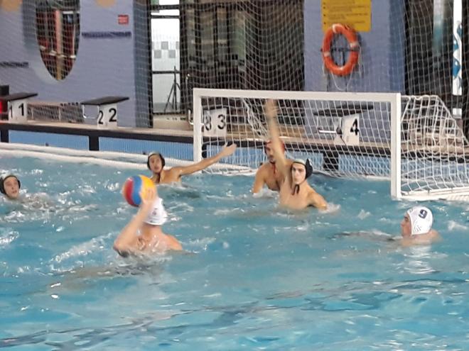 Jugada del partido entre el Waterpolo Dos Hermanas y el Askartza.