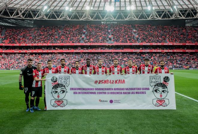 EL once inicial ante el Getafe posando con la pancarta que recuerda la lucha por erradicar la violencia contra las mujeres (Foto: Athletic Club)
