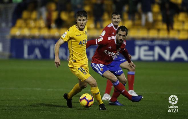 Álvaro Peña protege el balón ante Eguaras en el Alcorcón-Real Zaragoza (Foto: LaLiga).