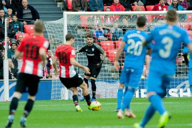 De Marcos cede una pelota a Iago Herrerín en San Mamés (foto Athletic).