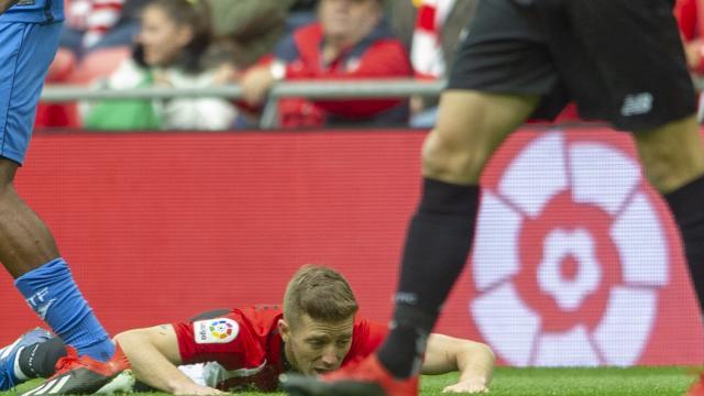 Iker Muniain hundido por los suelos en el Athletic-Getafe de San Mamés (Foto: LaLiga Santander).