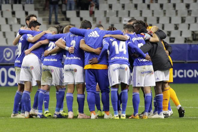 Los jugadores del Real Oviedo se conjuran en un partido esta temporada (Foto: Luis Manso)