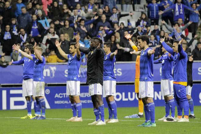 La plantilla del Real Oviedo celebra una victoria con su afición en el Carlos Tartiere (Foto: Luis Manso).