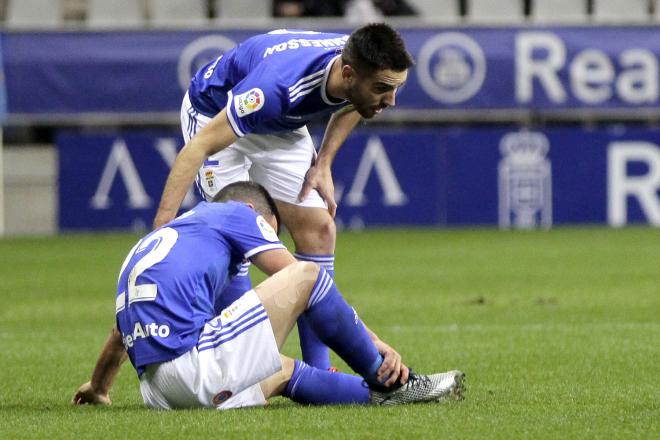 Joselu, tendido en el suelo durante un partido en el Tartiere (Foto: Luis Manso)