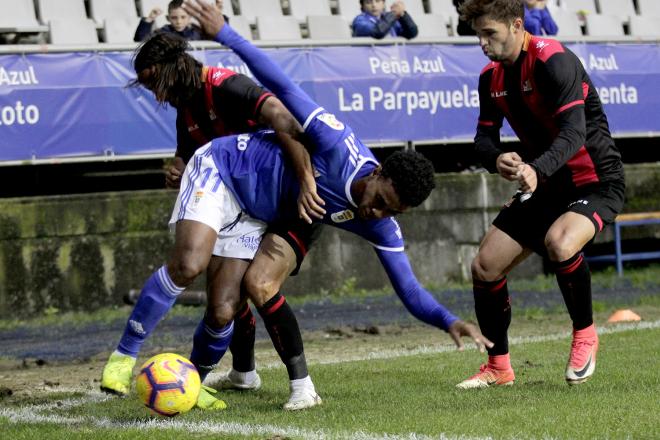 Yoel Bárcenas protege el balón durante el Oviedo-Reus (Foto: Luis Manso).