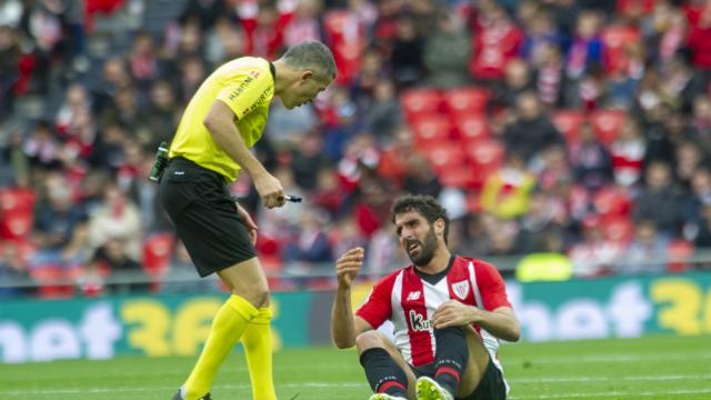 Raúl García en el terreno de juego tras sufrir una entorsis de rodilla ante el Getafe (Foto: LaLiga).