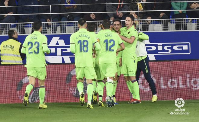 El equipo celebra el gol de Roger. (Foto: LaLiga)