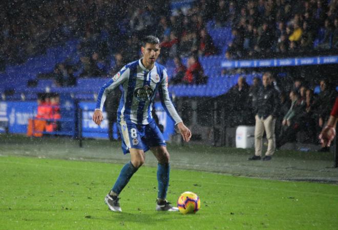 Vicente Gomez, en una acción del partido contra Osasuna en Riazor (Foto: Iris Miquel).