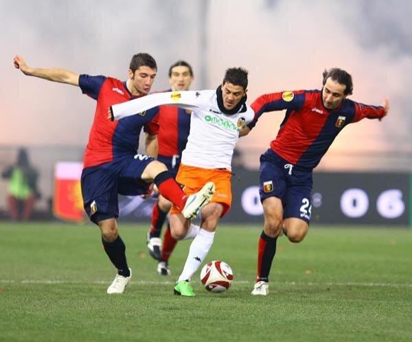 Villa contra Moretti en una de las dos victorias del Valencia en Italia antes de visitar al Atalanta.