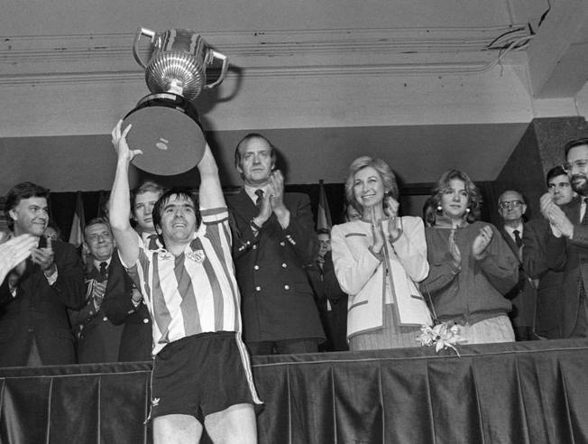 El gran capitán de los 80, Dani, levanta un título de Copa con el Athletic Club en Madrid ante Felipe González y el Rey Emérito.