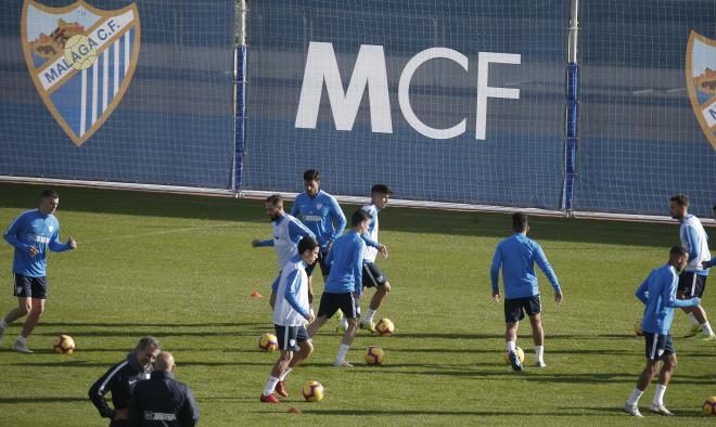 Varios jugadores, ejercitándose en el Ciudad de Málaga.