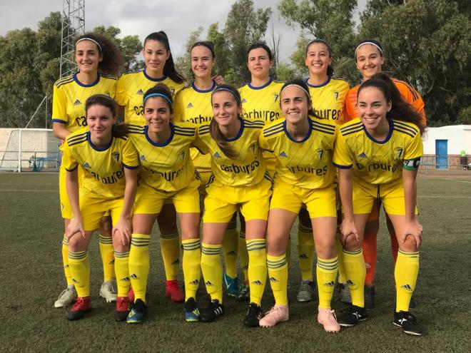 Las jugadoras del Cádiz, antes del inicio del partido (Foto: CCF).
